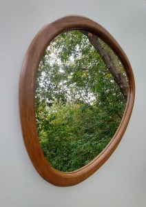 Асимметричное зеркало неправильной формы в деревянной раме 